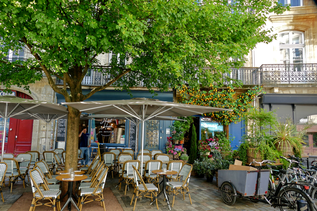Street cafe in Bordeaux.