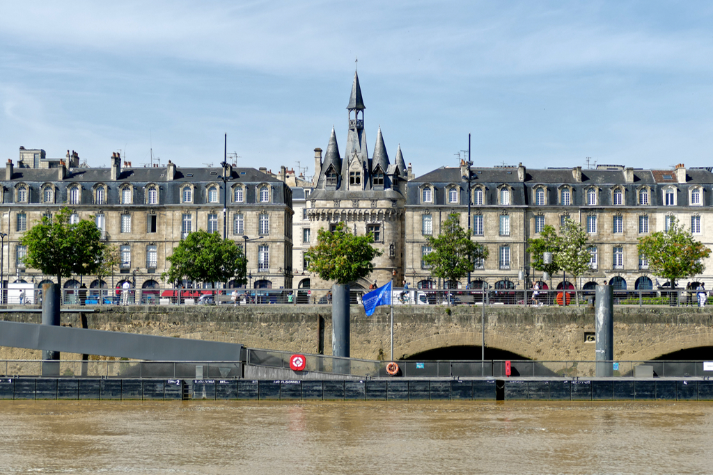Porte Cailhau and adjacent buildings in Bordeaux.