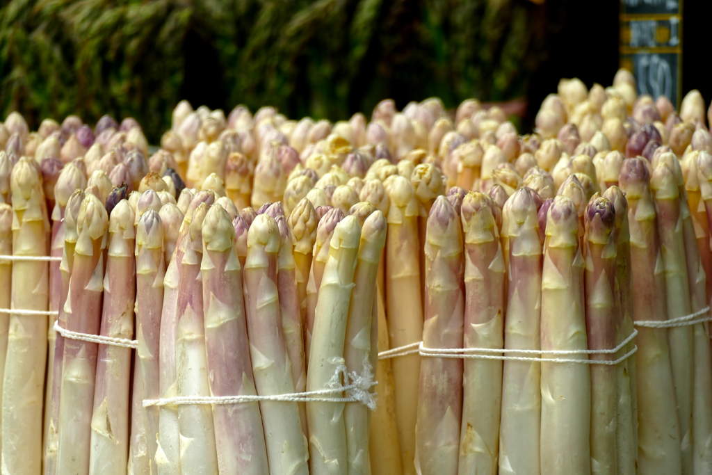 Aspargus at the Marché des Capucins