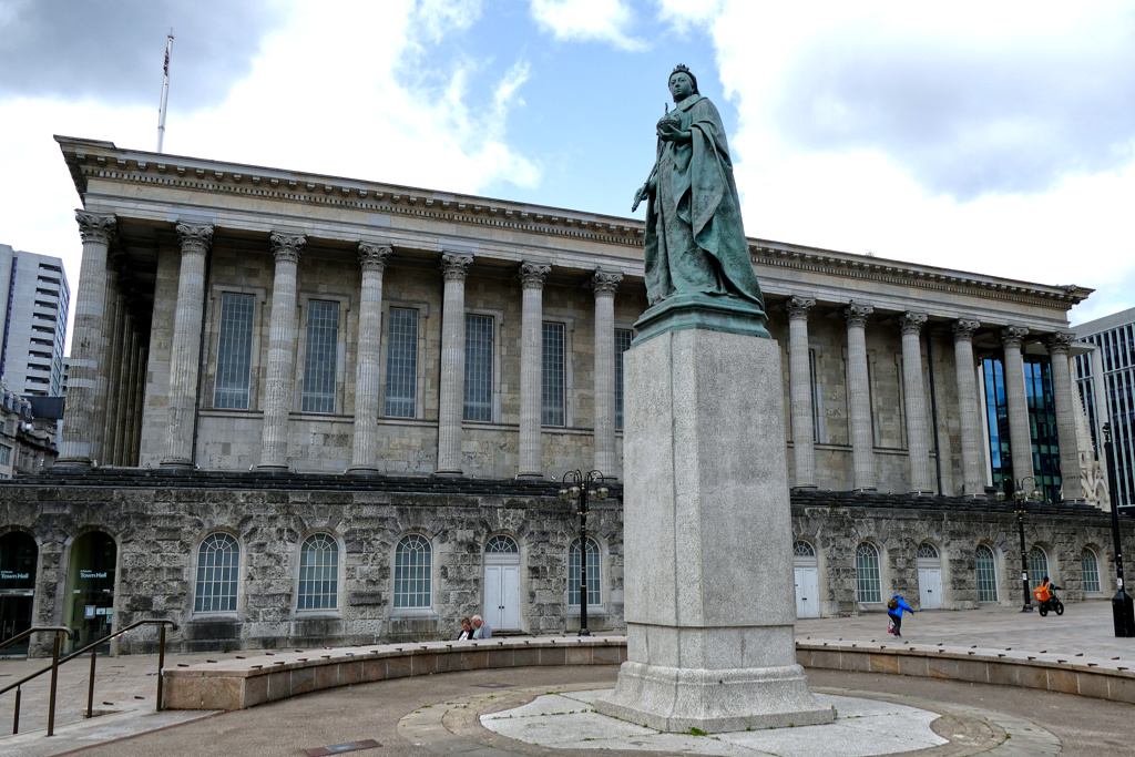 Queen Victoria in front of the Birmingham Town Hall