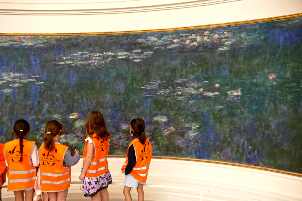 School kids looking at Monet's Nymphaeas
