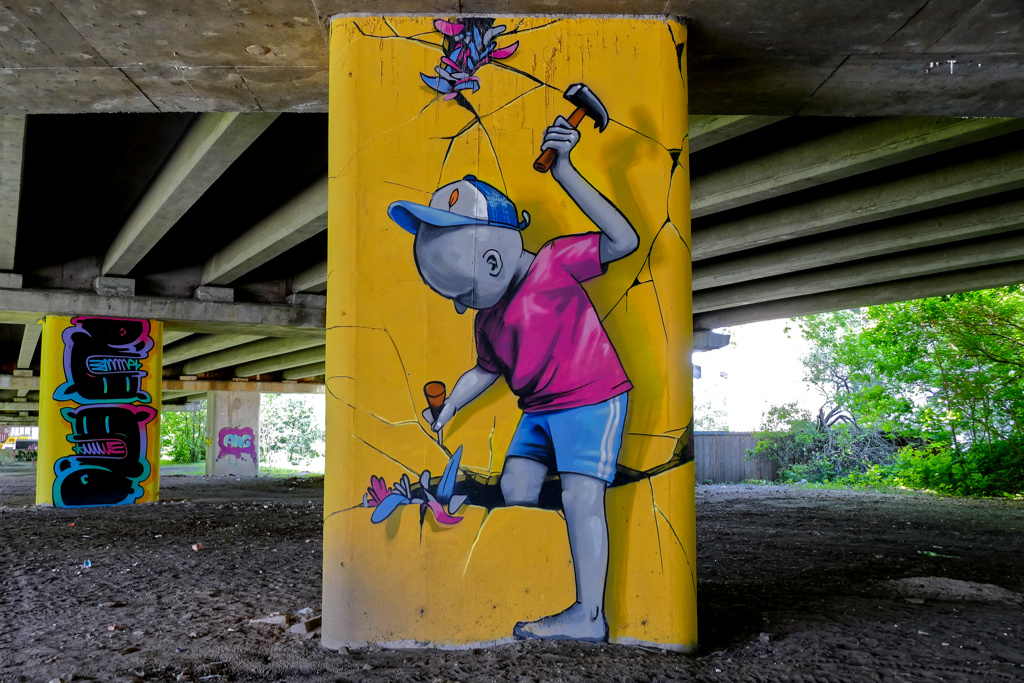 Stele decorated by Ēriks Caune.