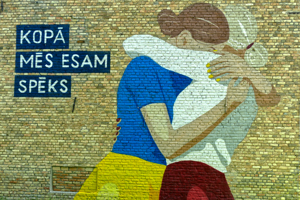 Together we are strong.
This collaborative work by Dainis Rudens and Ēriks Caune depicts a Latvian and a Ukrainian woman in a firm hug.