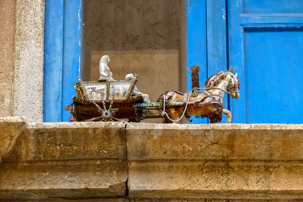 A small sculpture adorns a windowsill in Trapani.