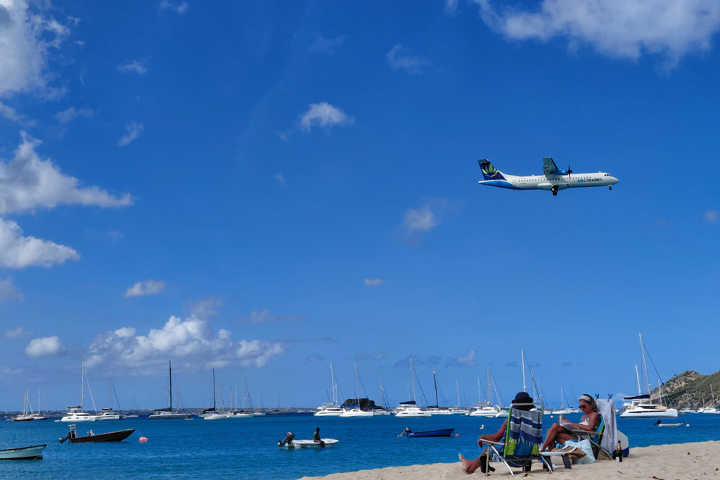 Plane landing at Saint-Martin.