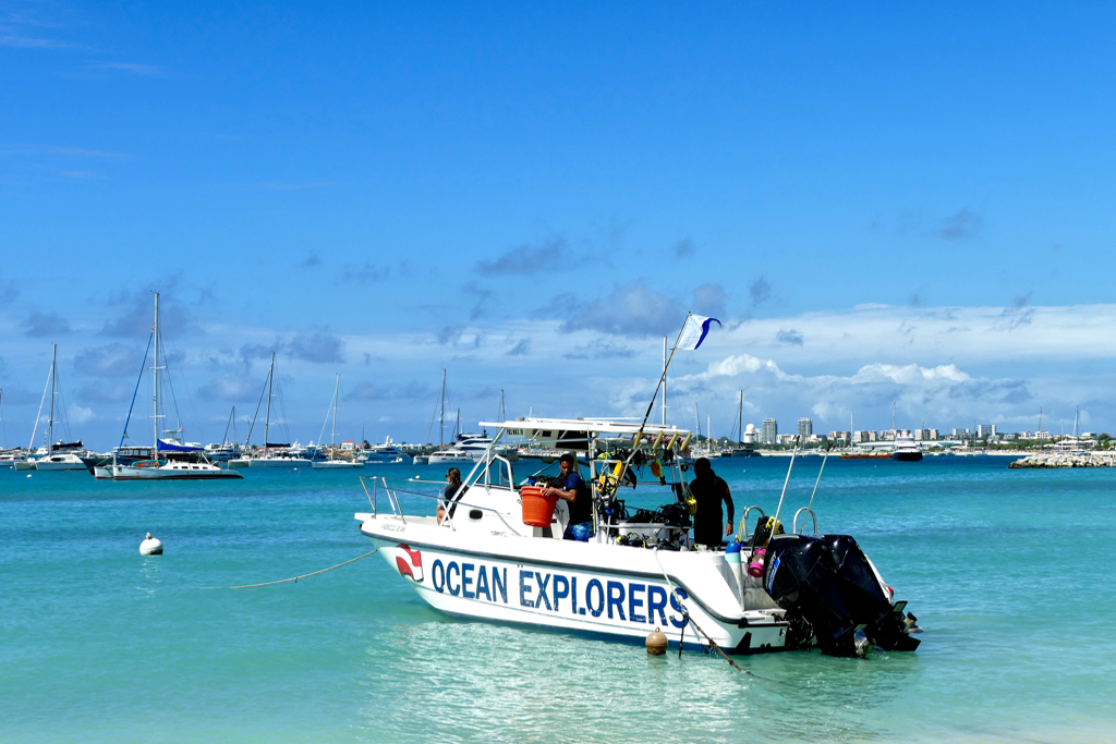Diving boat in Kim Sha Beach.