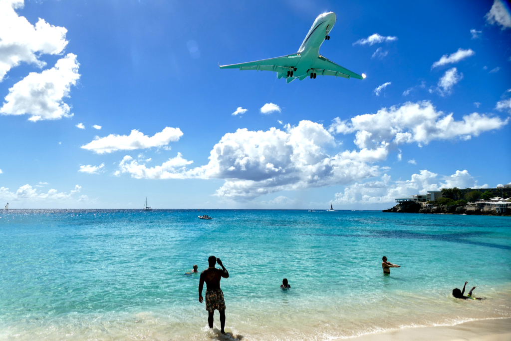 Airplane landing in Maho Beach.