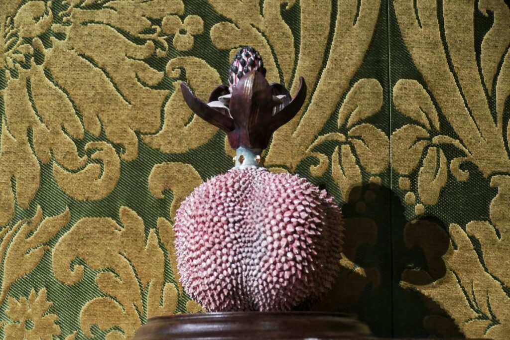 Floral glass object by Kaori Kurihara.
