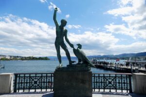 The neoclassical statue at Bürkliplatz depicts the beautiful youth Ganymede from Greek mythology, who was abducted by Zeus to Mount Olympus.