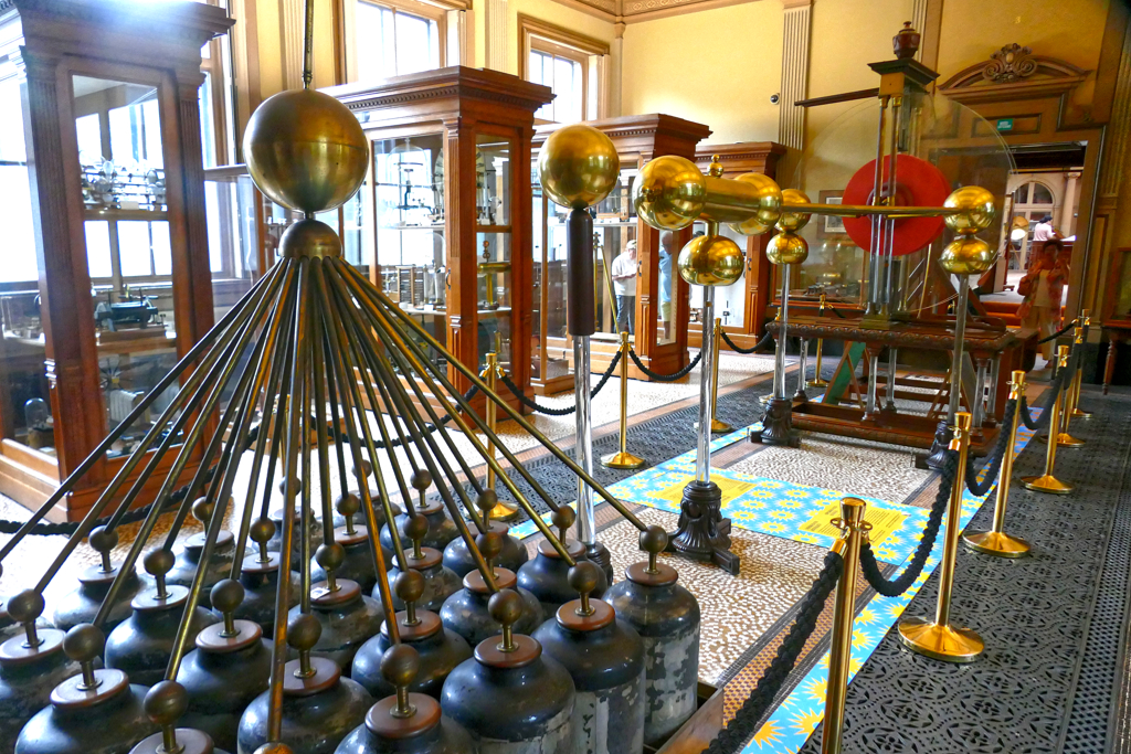 Electrostatic generator, which John Cuthbertson constructed in 1784, at Teylers Museum in Haarlem.
