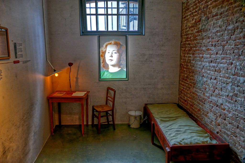 Even though this is not the cell in which Hannie Schaft was imprisoned, this memorial shows what it must have looked like.