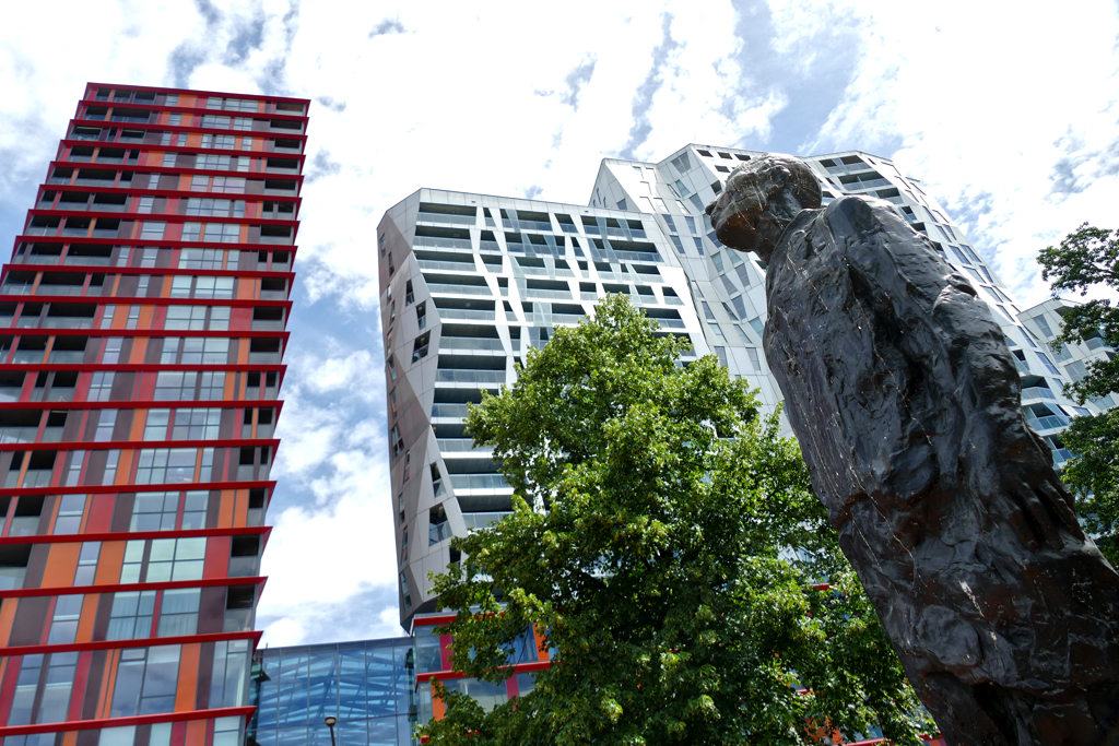 In Rotterdam, the present and the past are often very close together: Hubert van Lith's sculpture Ongebroken Verzet ("Unbroken Resistance") honors Rotterdam's resistance fighters of WWII. It stands in front of the Calypso complex, completed in 2013 by British architect William Alsop, on Kruisplein.