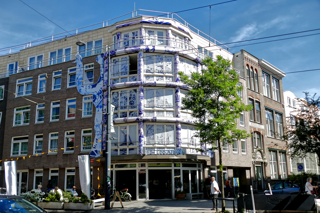 Mural by Anne-Mercedes Langhorst.