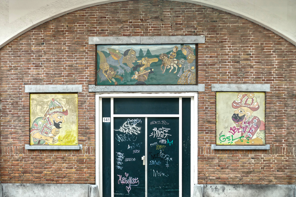 Oriental scene at the Hofplein Viaduct.