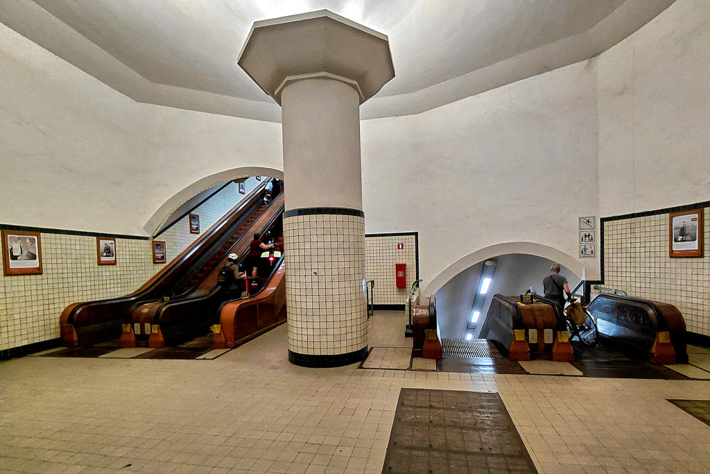 The absolute highlight of the Sint-Annatunnel is the original, beautifully preserved pre-war wooden escalators.