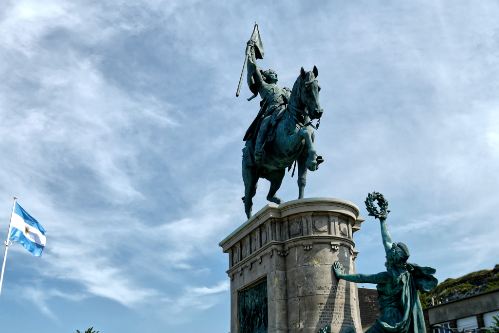 A striking bronze statue from 1909 depicts José de San Martín riding along Boulevard Sainte-Beuve in Boulogne-sur-Mer.