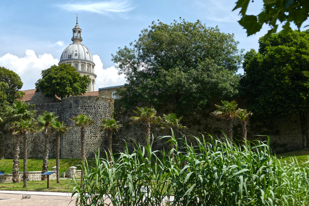 View of the protective wall of the upper town in Boulogne-sur-Mer.