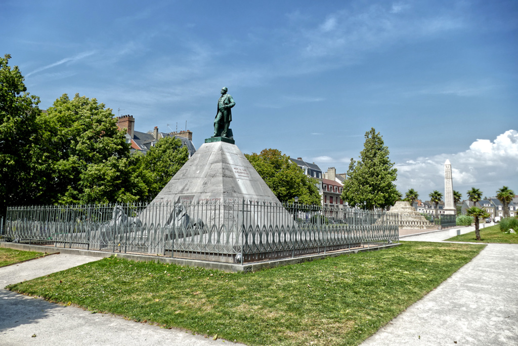 Pyramid with Mariette Pacha in Boulogne-sur-Mer.