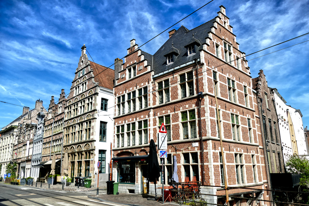 Huis der Gekroonde Hoofden, House of the Crowned Heads in English, next to the corner house Huis Het Trompetje—which originally dates from 1626–1627 but was rebuilt in the neo-traditional style in 1911.