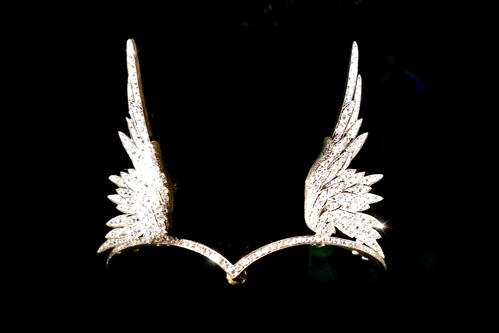 This is the diamond angel-wing tiara belonging to First Lady Ida McKinley, consisting of approximately 200 pavé-set round diamonds. It features detachable wing motifs that also serve as brooches.