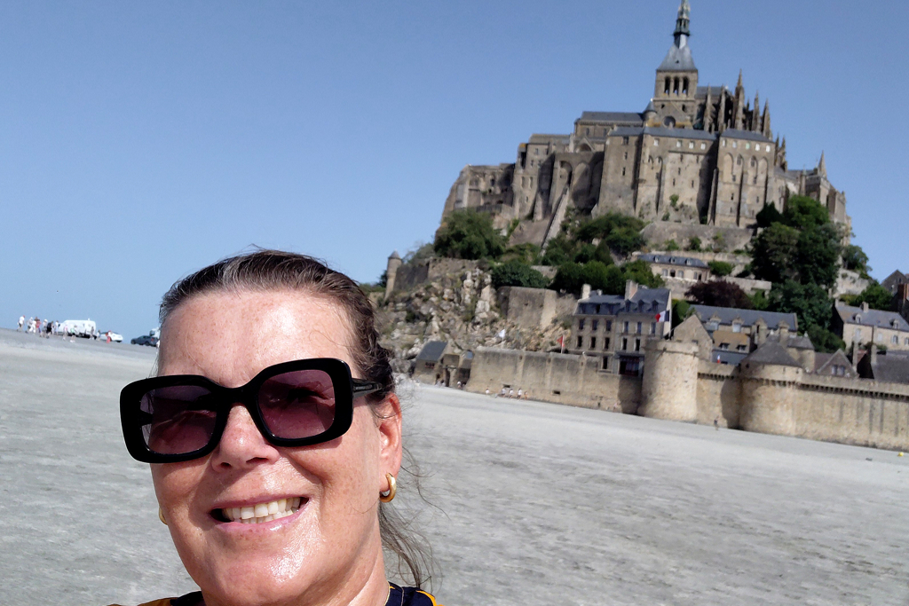 Renata Green in front of Mont-Saint-Michel.