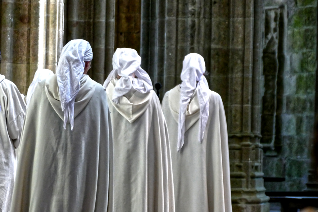 Women of the Fraternités Monastiques de Jérusalem, the Monastic Community of Jerusalem, during their enchanting liturgy.