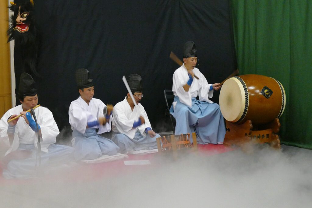 Kagura-drummers drumming