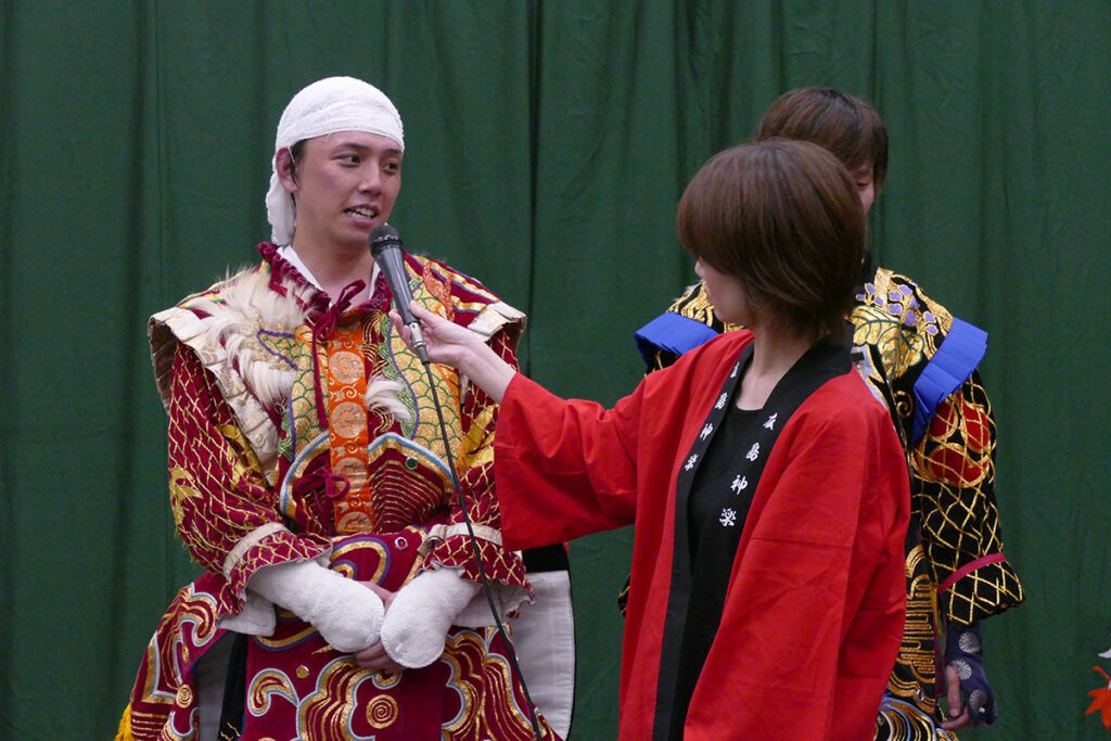 Interviewing the main performer at the night of the Kagura