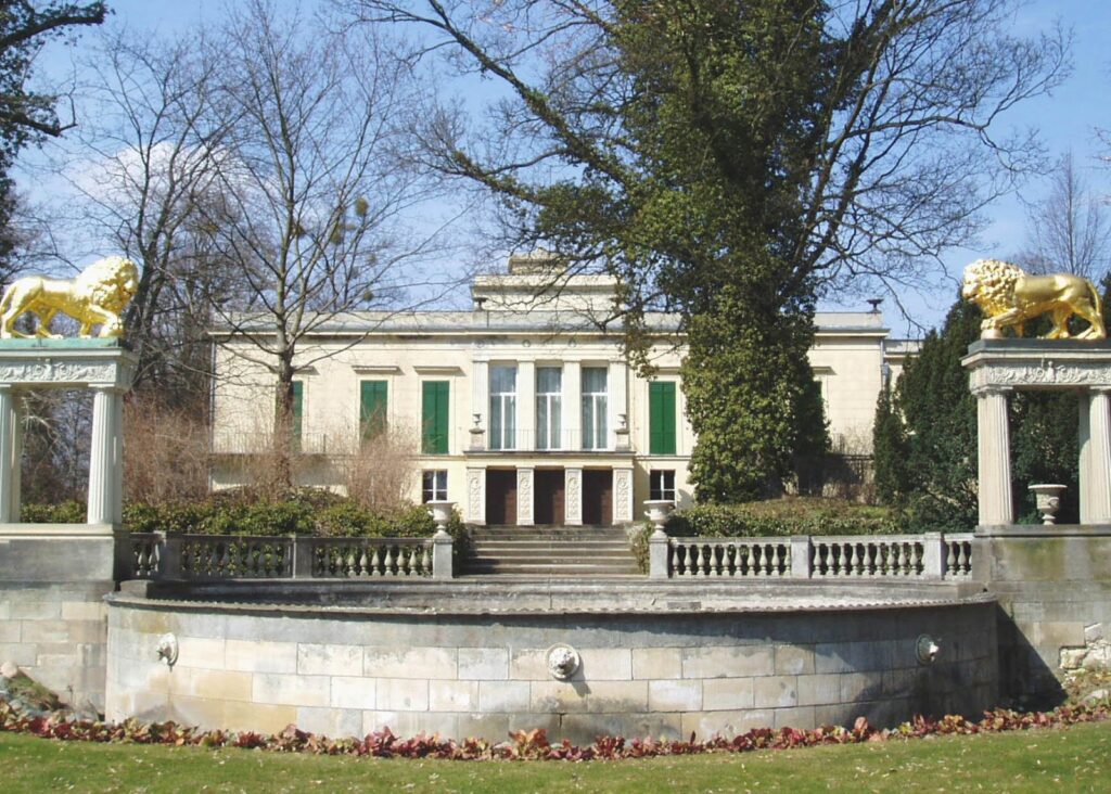 Schloss Glienicke in Potsdam, the great small town, introduced in this guide