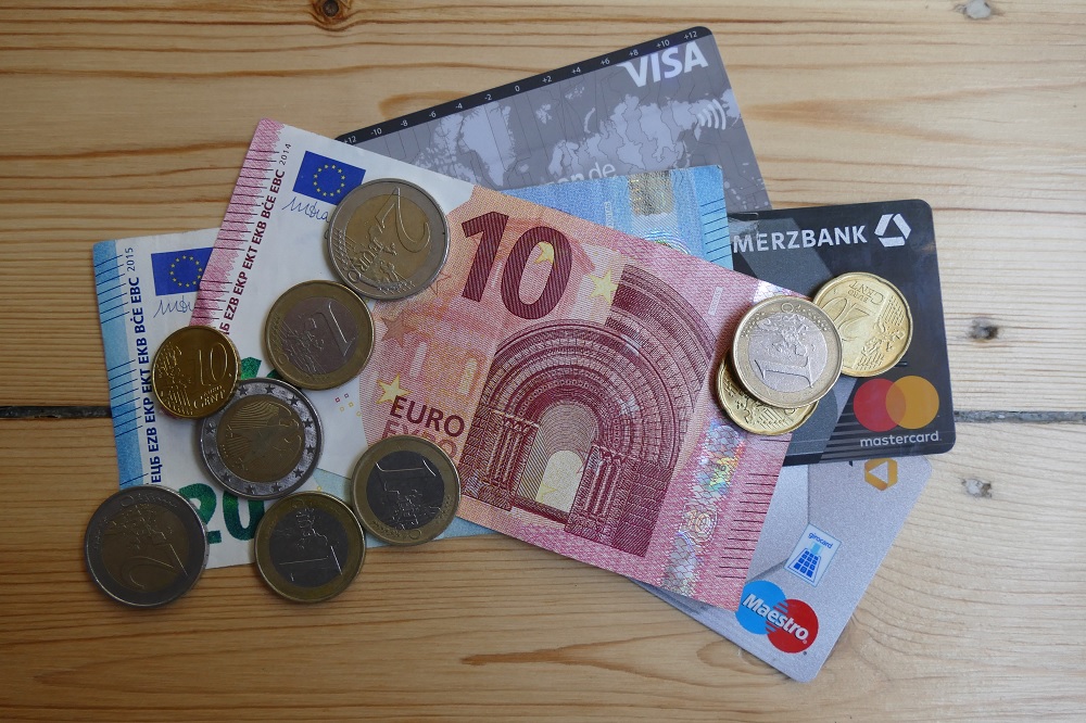 Euro coins and bills as well as credit cards