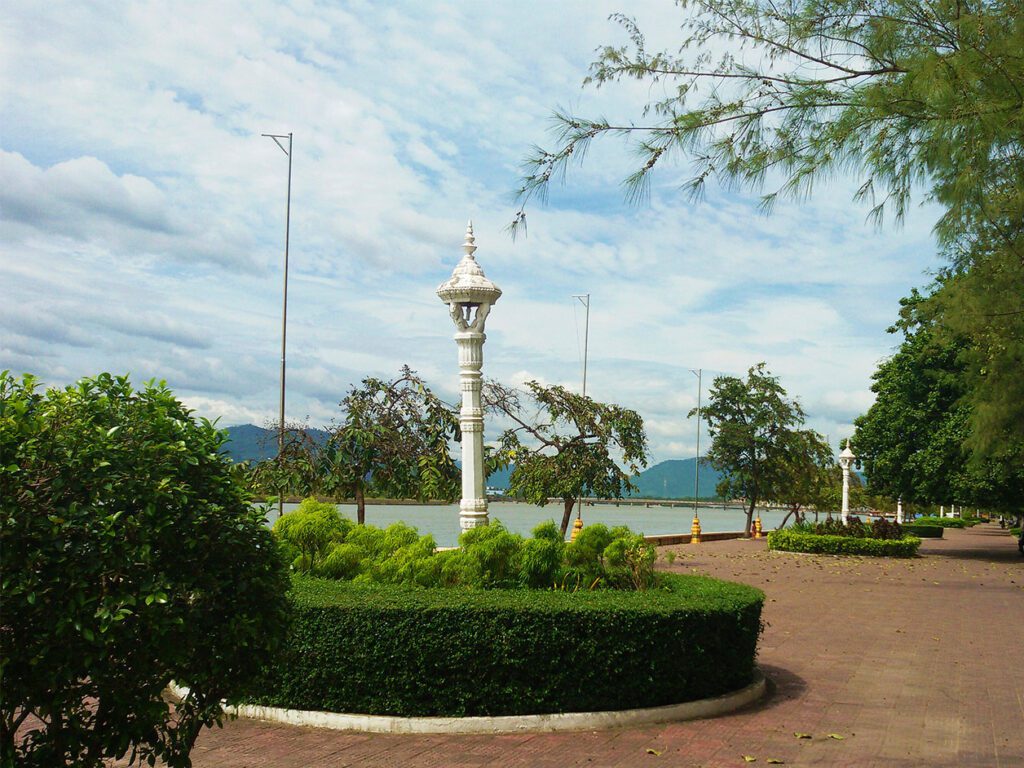 Promenade in KAMPOT from where to go to THANSUR BOKOR and back