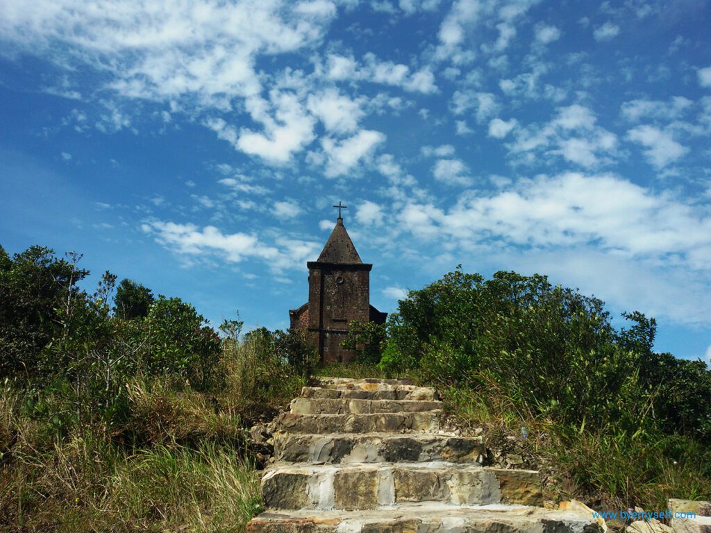 My favorite building on Thansur Bokor: The old Catholic church - now almost in ruins.