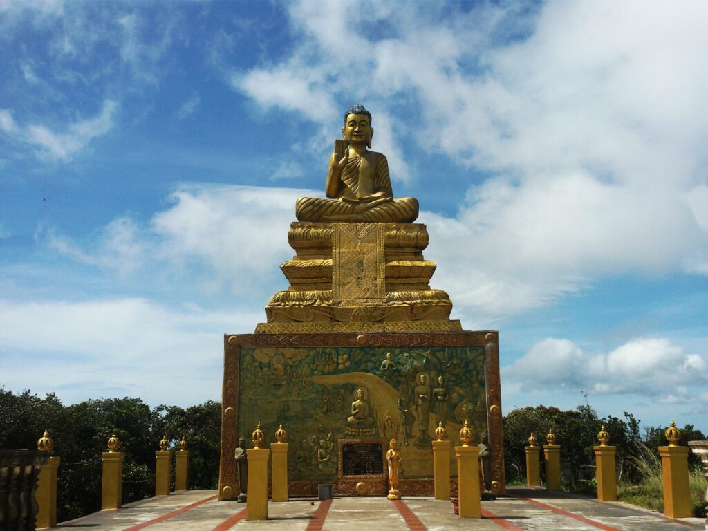 Wat Sampov Pram - golden Buddha