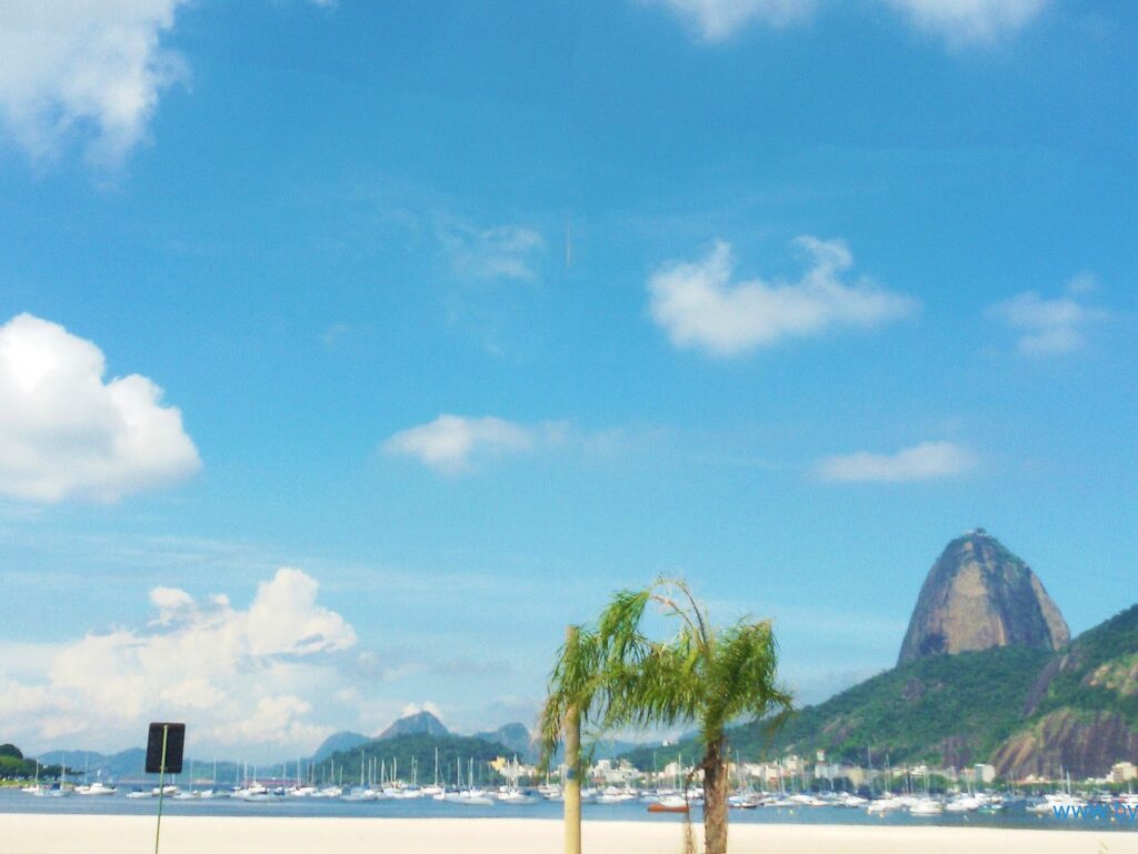 Praia do Botafogo against the backdrop of the Pão de Açûcar.