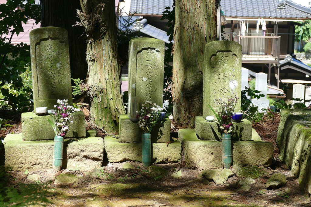 Grave of the Kanamori Family at the Sigenji Tempe in TAKAYAMA on a travel back in time and a side trip to SHIRAKAWAGO