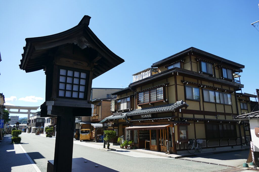 Walking down the street from the Shinshuotaniha Shoren Temple towards the Ōtorii.